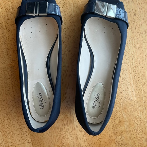 Elegant Navy Peep-Toe Heels with Bow Accent - Picture 6 of 7